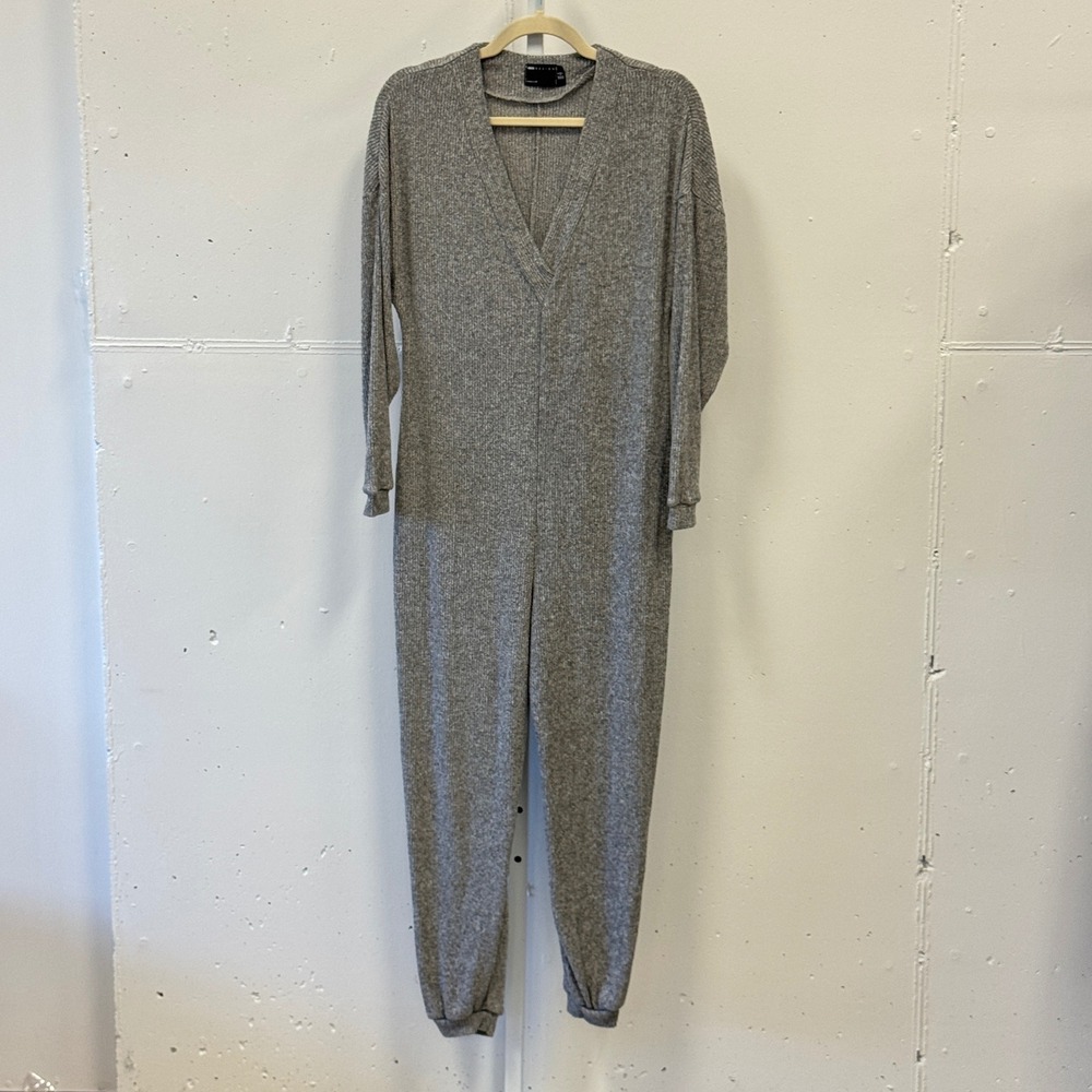 ASOS DESIGN Grey Ribbed Knit V-Neck Lounge Jumpsuit Size US 2 Long Sleeve‎ Cozy